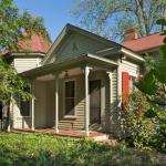 This RHL, a Williamsburg Revival garden estate, was home to which established Raleigh artist and avid horticulturalist?